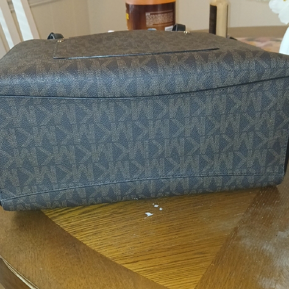 Michael Kors Medium Walsh Multifunction Tote – Brown/Black - Picture 4 of 15